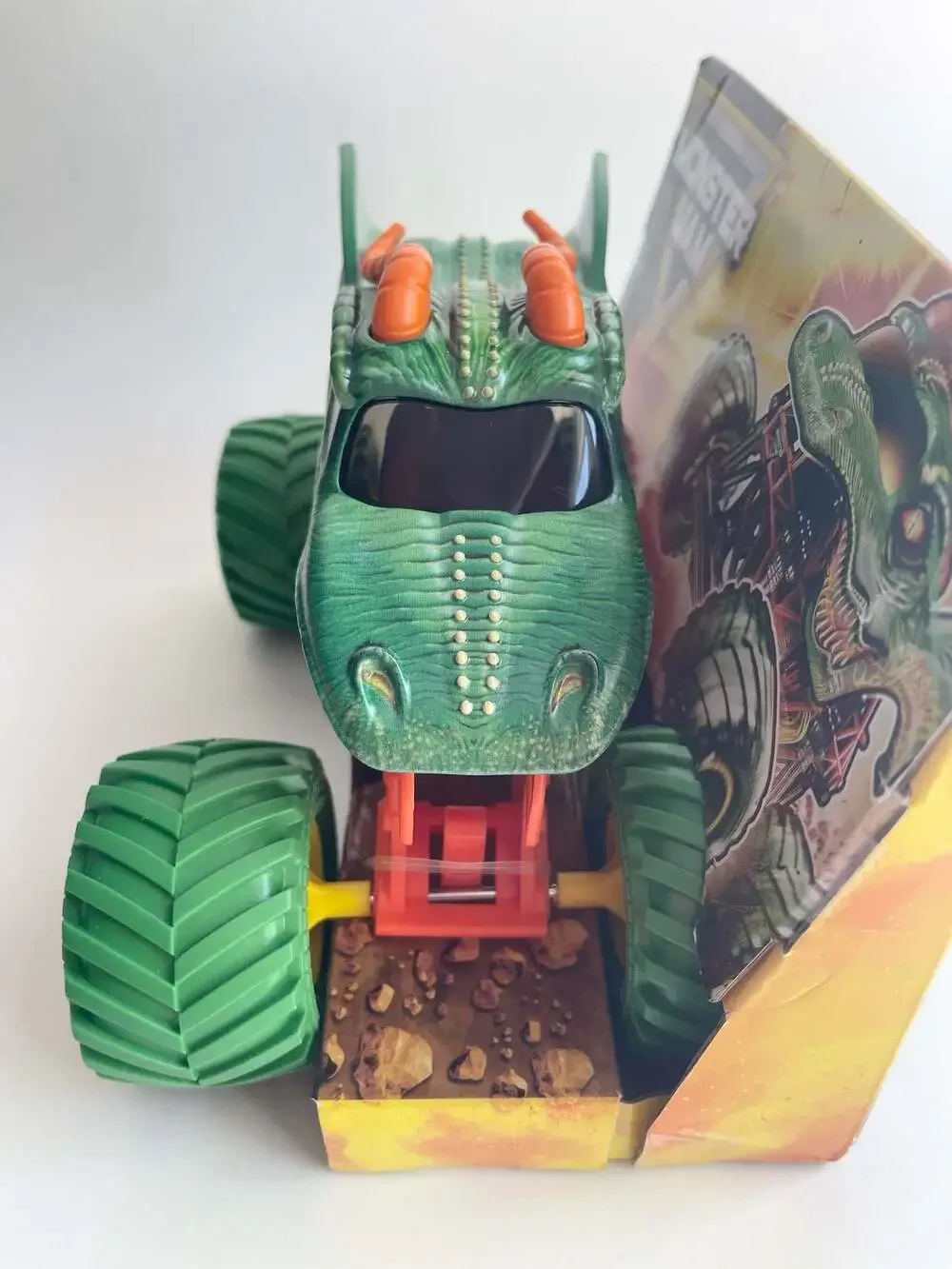Monster Jam Dragon Monster Truck - 1:24 Scale Die-Cast Vehicle with Authentic Gr